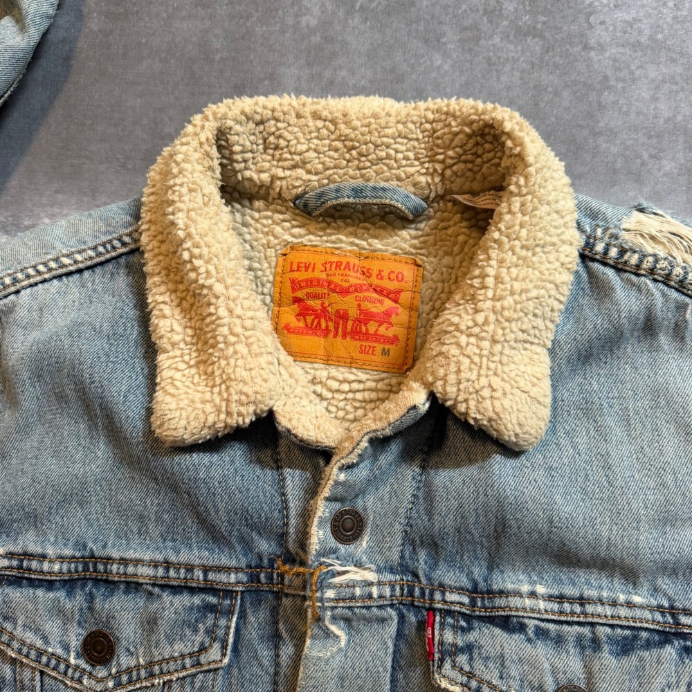Levi's Mens Sherpa Lined Distressed Denim Trucker Jacket Light Wash Blue Size M - Picture 3 of 4
